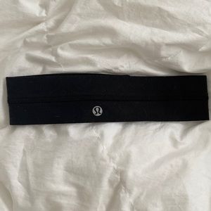 Lululemon black headband/ Fly Away Tamer